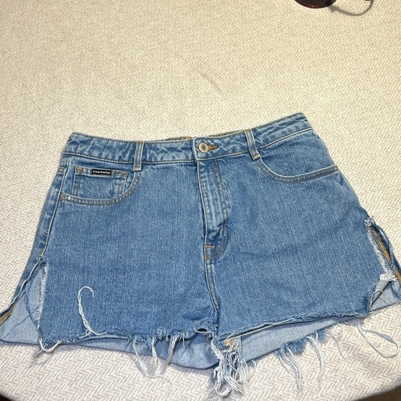 Frank and Oak Stevie Jean Cut off Shorts with side slits. Size 30 - Picture 3 of 13